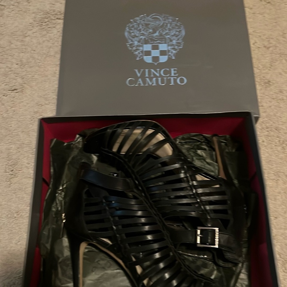 Vince Canuto women heels size 9 excellent condition